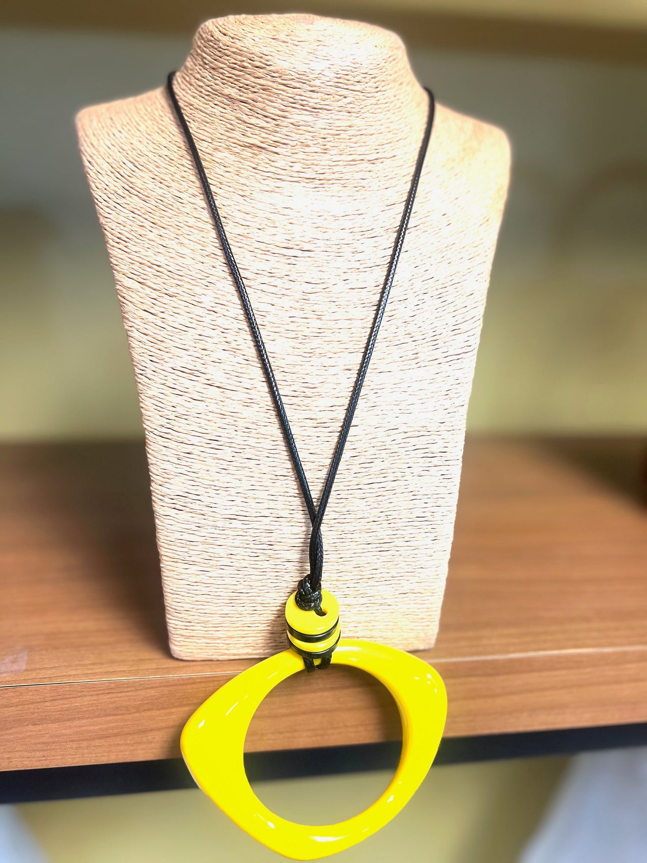 YELLOW RESIN PENDANT ADJUSTABLE NECKLACE