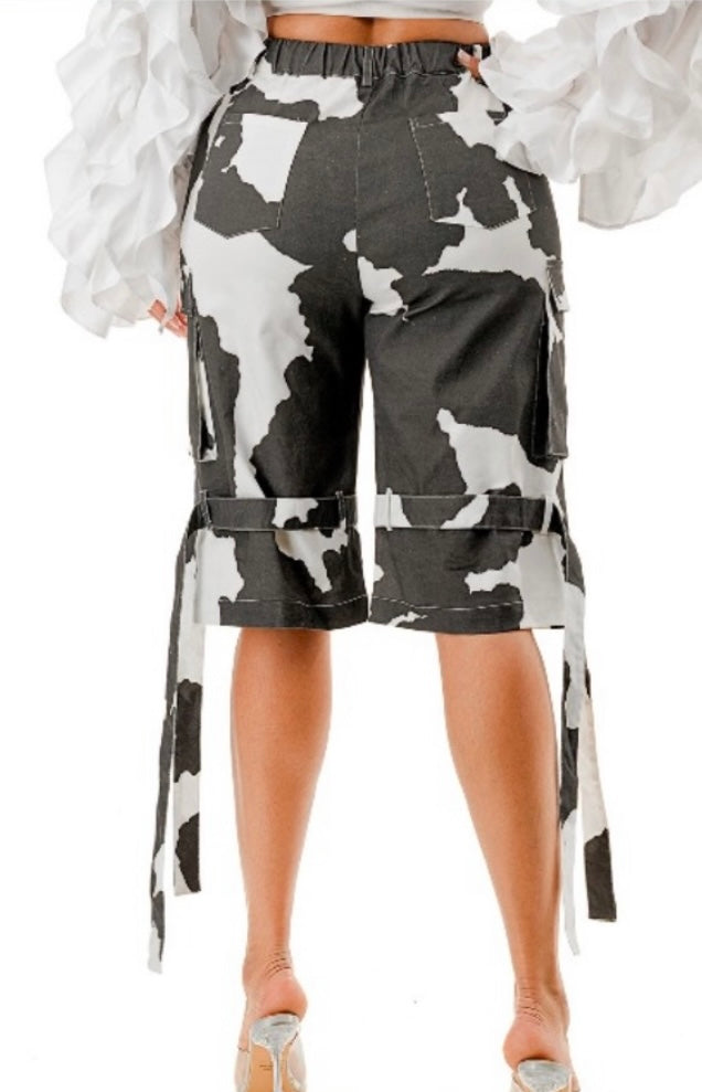 PLUS SIZE GRAY-WHITE SHORTS WITH POCKETS